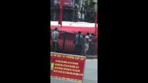 Thanh niên nghi ngáo, cố thủ trên cột điện trên đường Giải Phóng