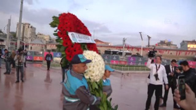 Beşiktaş Belediye Başkanı Hazinedar ve Bir Grup Işçi, Taksim'deki Cumhuriyet Anıtı'na Çelenk Bıraktı