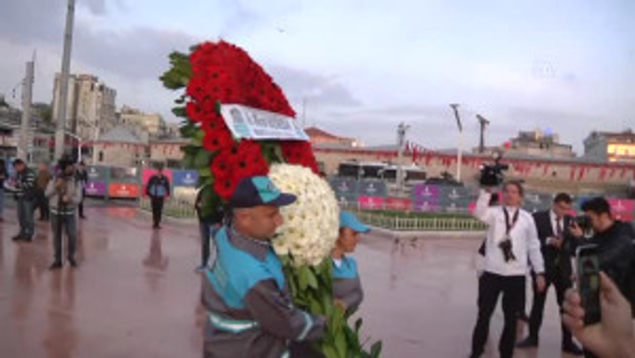 Beşiktaş Belediye Başkanı Hazinedar ve Bir Grup Işçi, Taksim'deki Cumhuriyet Anıtı'na Çelenk Bıraktı
