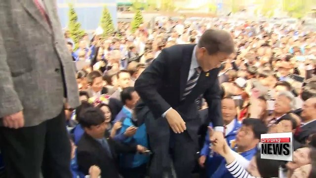 Korea's presidential front-runner maintains strong lead, conservative rival gains ground