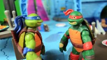 Ninja Turtles Donatello Builds MetalHead! Part 1- Mikey Uses Him To Do Chores! - TMNT Toys-LjpIfOg