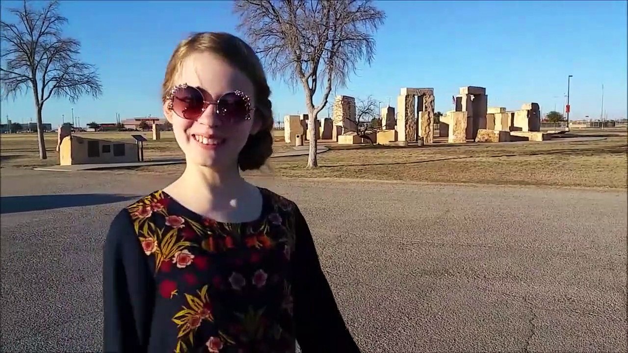 SUPER FUN DAY - Trip to STONEHENGE Vitt Dailies Life Vlog Vitt Sisters Travels Texas Landmark-h