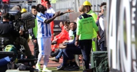 Ganalı Futbolcu Irkçı Tezahüratı Hakeme Şikayet Etti, Kart Görünce Sahadan Çıktı