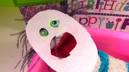 Fizzy Opens Birthday Presents, Takes a Bath & Gets a New Look _ Fizzy Toy Show-r12n