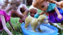 Muddy Puppy! ELSA & ANNA toddlers give their Puppy a Bath - Soap Bubbles Foam Dirty Play in Mud-ATIxfR