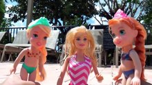 Lifeguard RESCUES toddler ANNA ! Cute bird around! Diving - Playing - Splash - Swim - Toddler ELSA-Bz9LLOIP