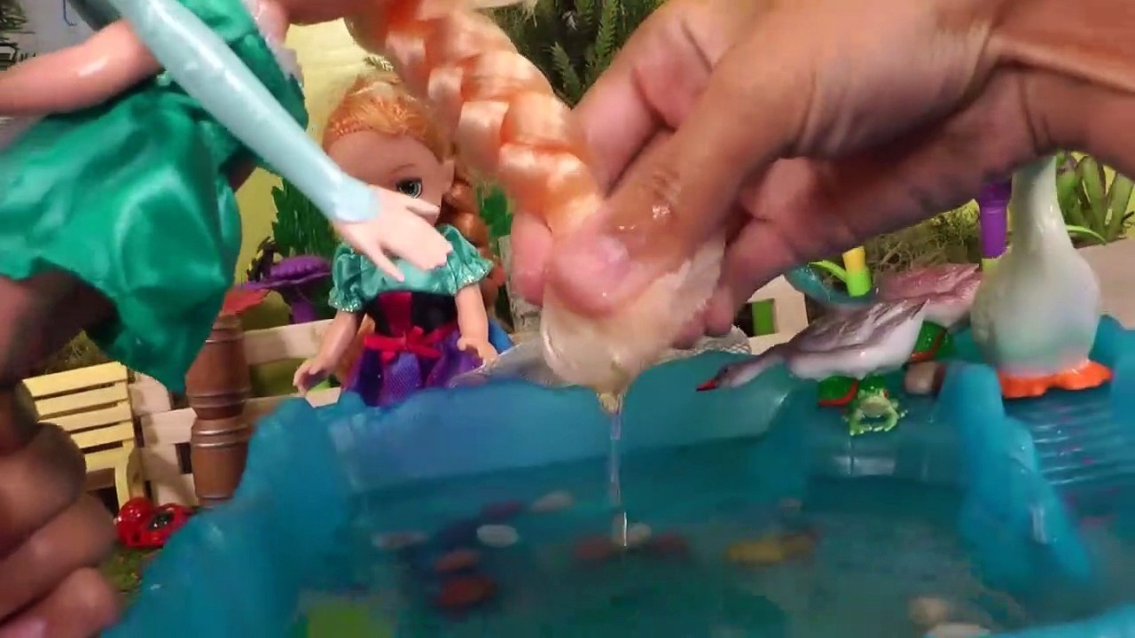 CHICKS ! Elsa & Anna toddlers - Chicken's Eggs - Farm - Horse chases Elsa - Someone Falls in Pond-kfzS_TUiT