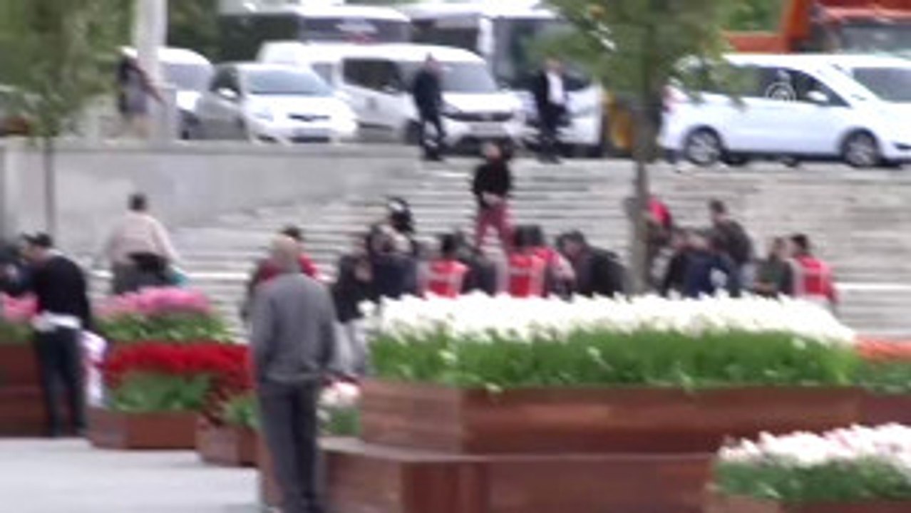 Taksim Meydanı'na Giren ve Pankart Açan Iki Kişi Gözaltına Alındı
