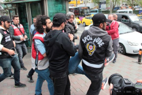 Beşiktaş'ta Oturma Eylemi Yapan Gruba Polis Müdahalesi