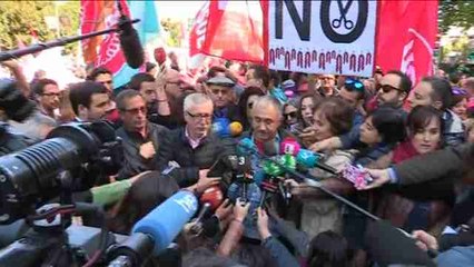 Los  sindicatos urgen medidas para acabar con "una corrupción pornográfica"