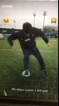 Hilarious Footage Shows Neymar Failing Horribly While Trying to Show Off Skills