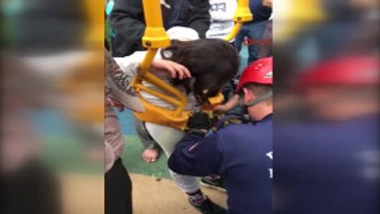 Denizli Salıncakta Sıkışan Çocuğu Itfaiye Kurtardı