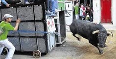 ESTE VÍDEO PUEDE DAÑAR SU SENSIBILIDAD - SUSTOS Y COGIDAS  bullfighting festival Crazy bull attack people #316