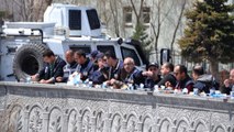 1 Mayıs'ın Emekçi Polisleri Duvar Üzerinde Kumanya Yedi