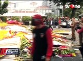Massa Buruh Bakar Karangan Bunga Ahok di Balai Kota