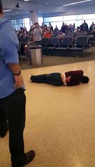 Cet homme se fait taser pour avoir ignoré la sécurité dans un aéroport