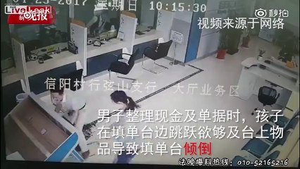 Une fillette de 2 ans perd la vie écrasée par le guichet d'une banque