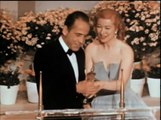 Humphrey Bogart recibe de Greer Garson el Oscar al Mejor Actor por 