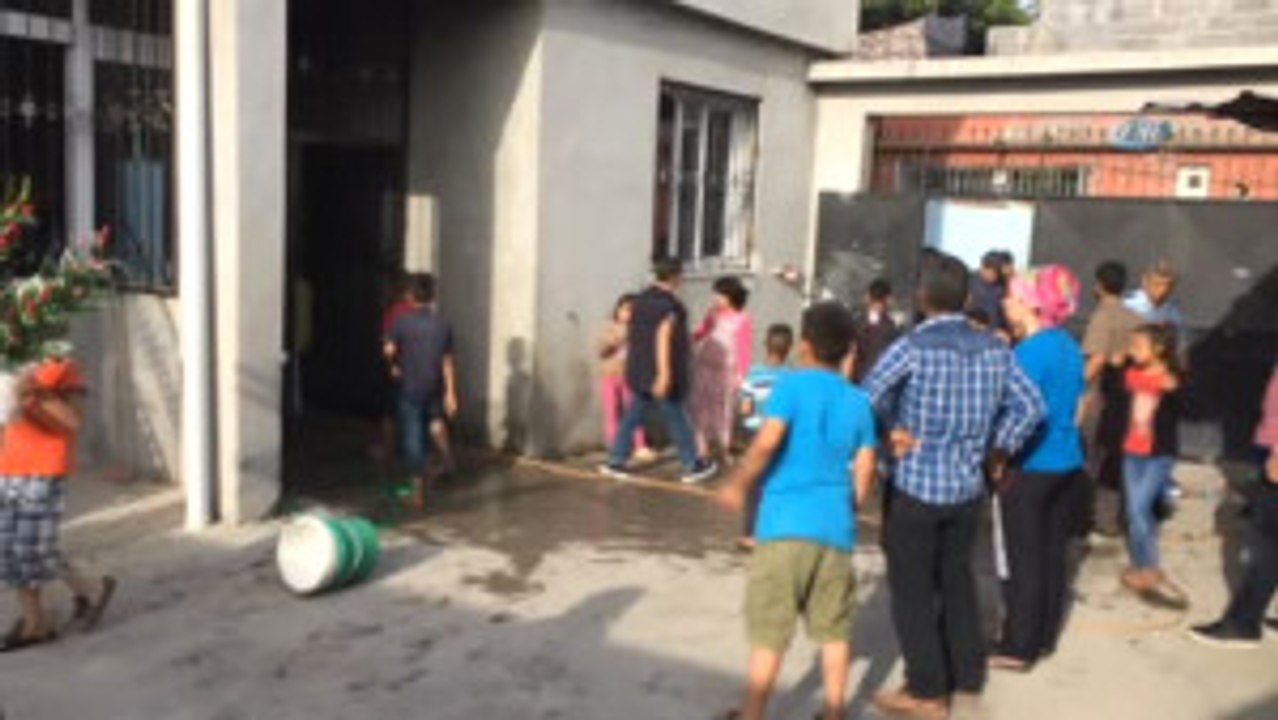 Çocuk Gelinin Kocasını Öldürdüğü İleri Sürülen Sevgilinin Evi Yakıldı