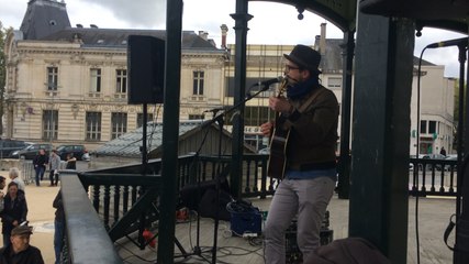 Le chanteur MaeN lors de la manifestation républicaine