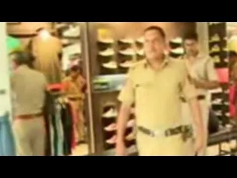 Cops sacked for taking gangster 'shoe shopping'