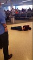 Regardez ce qui se passe quand un homme tente de contourner la sécurité de l'aéroport