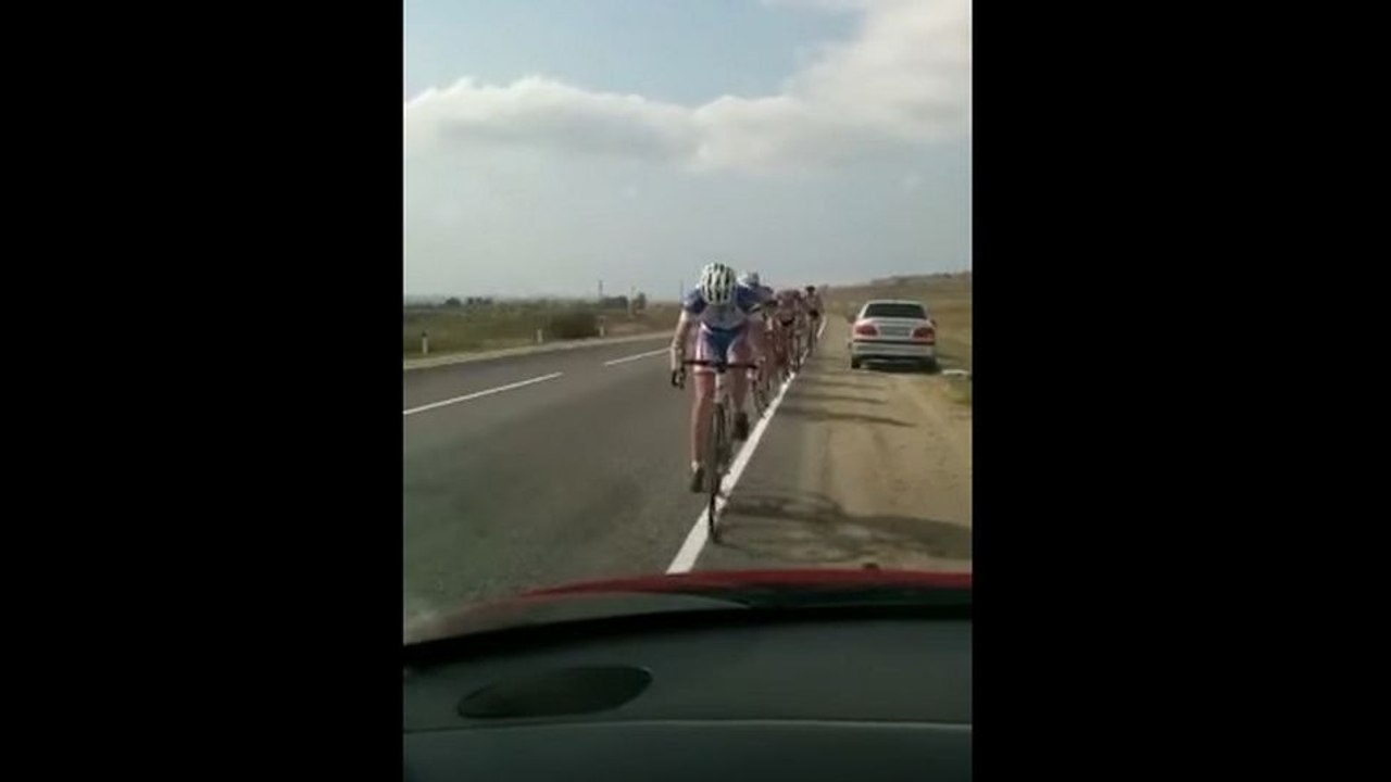 Quand un coureur cycliste ne regarde pas devant lui pendant une course