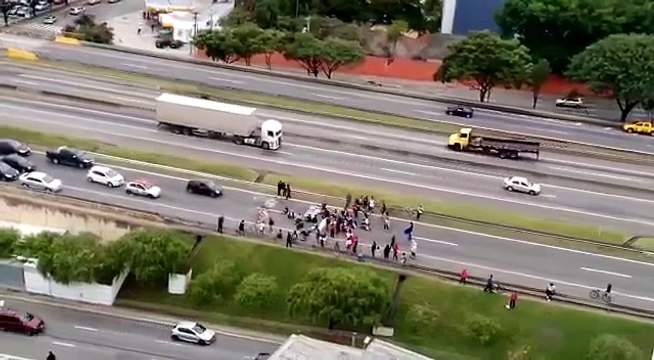 Une foule de manifestants roulée dessus par une voiture au Brésil