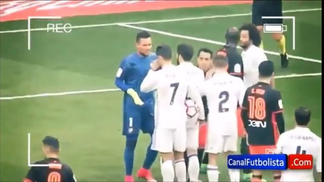 How Diego Alves Psyched Out Cristiano Ronaldo!
