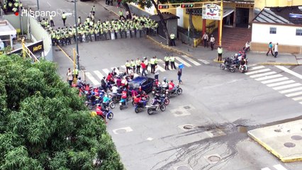 Motorizados chavistas rodean la marcha opositora y hablan con Policías