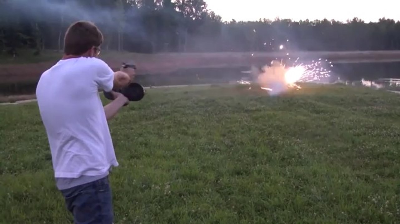 Full Auto Glock With Tracer Rounds Looks Like A Futuristic Light Show