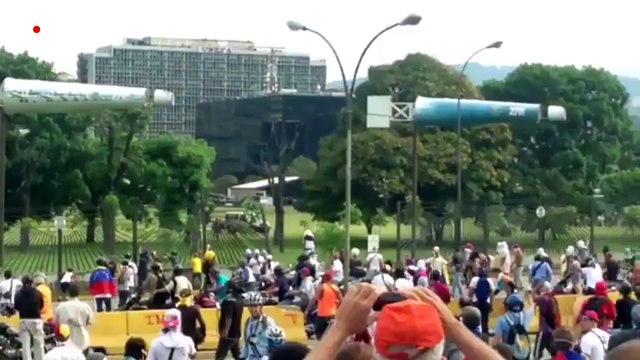 Manifestantes derriban reja de La Carlota