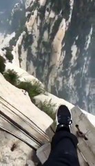 Adrenalina: Pessoas andando em um penhasco no Japão.  Adrenaline: Les gens marchant sur une falaise au Japon.