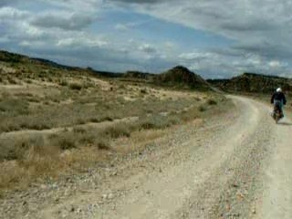 pistes du désert des bardenas en africa twin et bmw