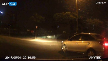 Phóng xe không quan sát suýt nát bét, tài xế cay cú tạt đầu trả thù