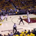 Lebron james brindando un espectaculo de donqueos junto a sus compañeros