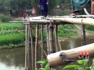 ধুম নদীর ঝুঁকিপূর্ণ বাঁশের সেতু দিয়ে চলাচল করে গ্রামবাসী
