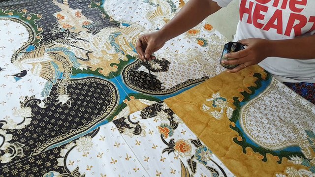 Proses nolet batik tulis asli kota solo dengan motif pola untuk kemeja