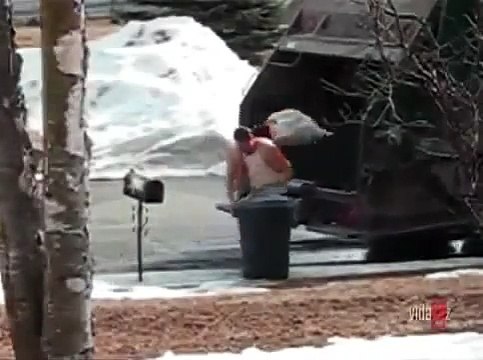 Уборщик мусора не нашел сюрприз приколы на дороге