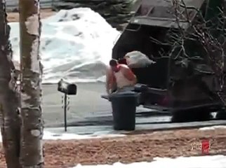 Уборщик мусора не нашел сюрприз приколы на дороге