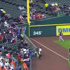 La sorpresa de esta pareja cuando una bola cayo sobre su sombrilla