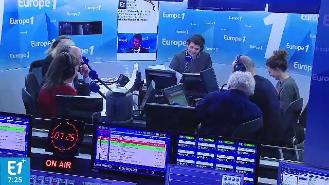 Un page : Chevaliers, levez-vous pour le Baron Macron le Téméraire, Baron de l'Amiénois et de la Haute-Picardie !