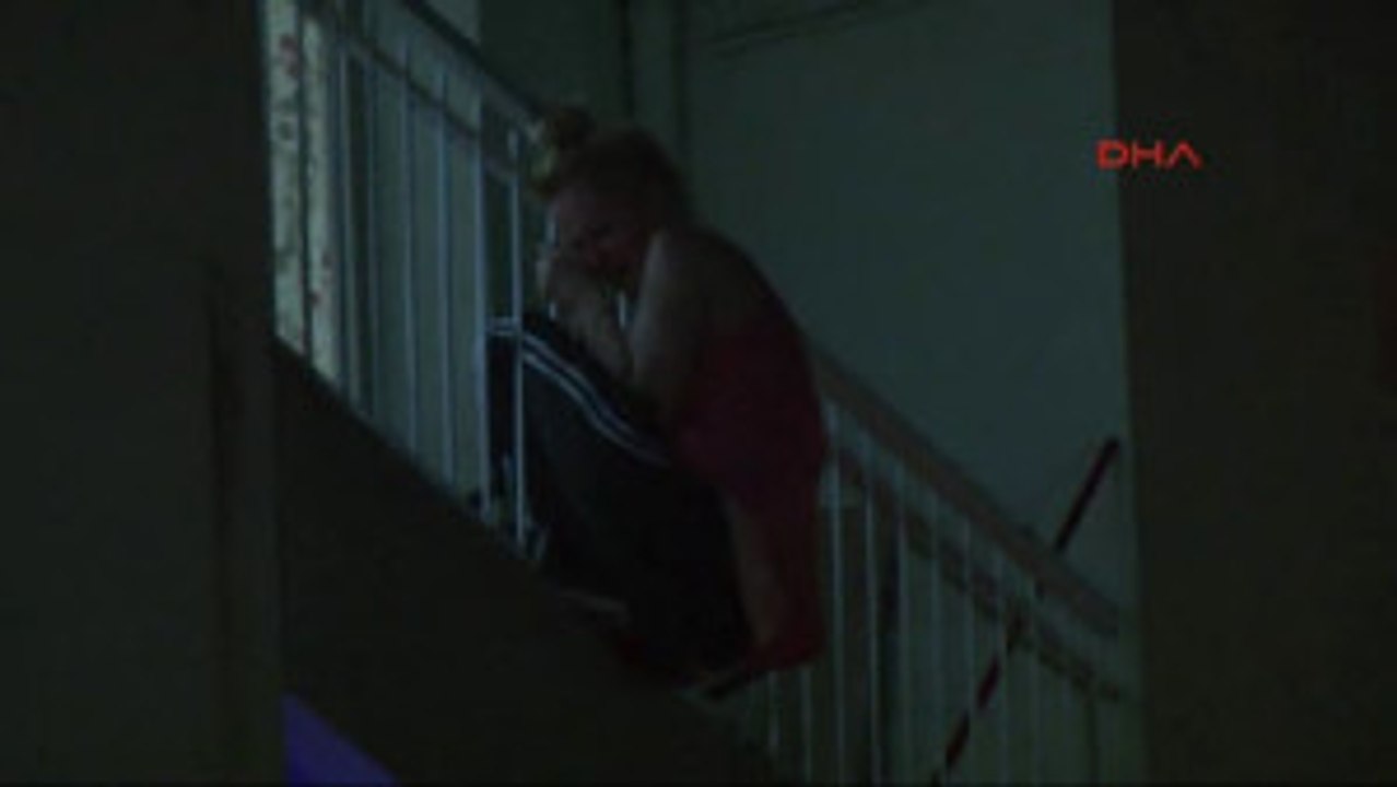 Izmir Intihar Etmek Isteyen Kadını Polis Kurtardı