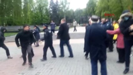 Ukrayna'da 1 Mayıs Maskeli Gençler, Yaşlılara Saldırdı