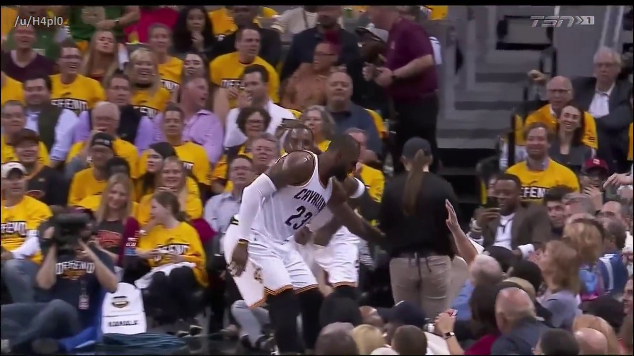 En plein match, LeBron James prend une bière à...