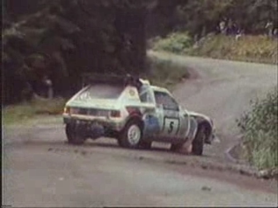 Sortie de route - Peugeot 205 T16 au rallye des 1000 lacs