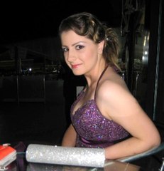 1 Yıl Önce İntihar Eden Fatma'nın Facebook'taki Fotoğraflarını Gören Bakanlık Devreye Girdi