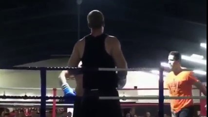 Cuando un árbitro deja KO a un boxeador irrespetuoso