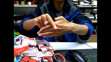 Il pousse le fameux tour de magie du pouce qui disparait à un autre niveau