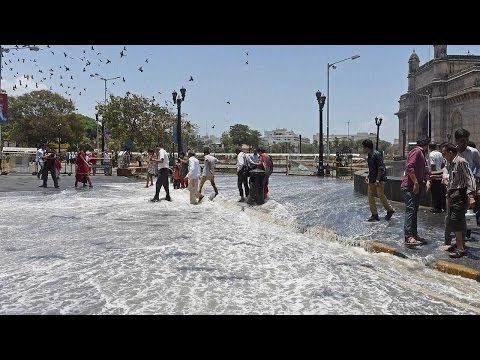 Floating money : Rs 1000 notes found in sea near Gateway of India